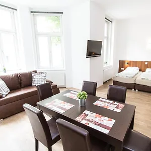 Leonhard Apartment